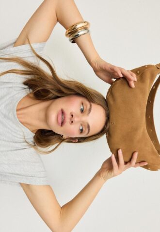 100 % skinn skulderveske med nitter