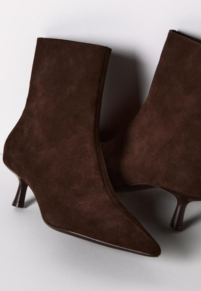 Ankelstøvler i splittet skinn med stilett