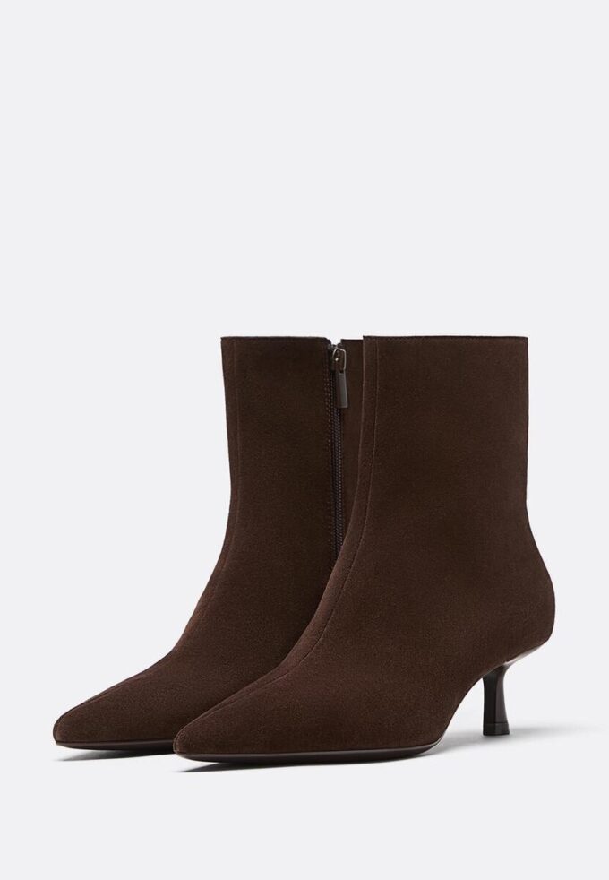 Ankelstøvler i splittet skinn med stilett