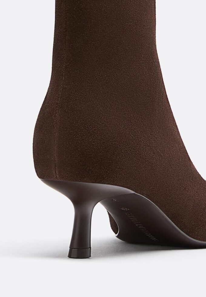 Ankelstøvler i splittet skinn med stilett