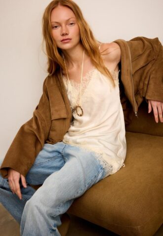 Asymmetrisk bluse i blonder Topper