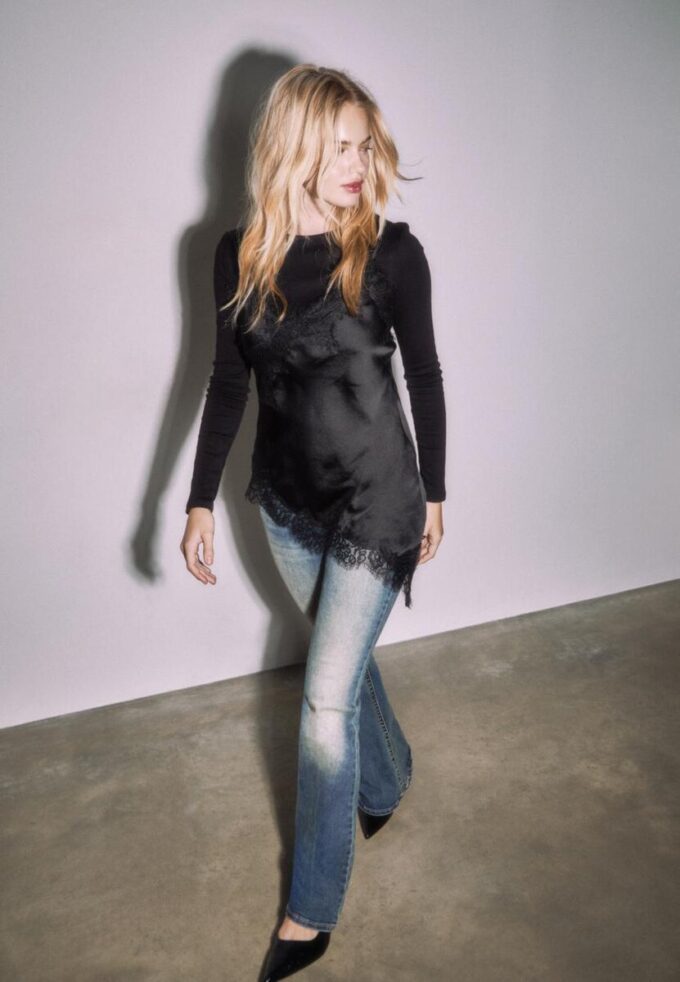 Asymmetrisk bluse i blonder Topper