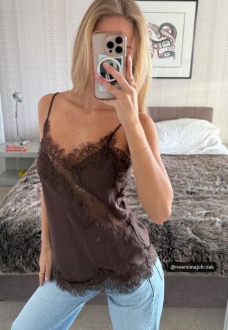 Asymmetrisk bluse i blonder Topper