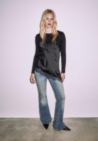 Asymmetrisk bluse i blonder Topper