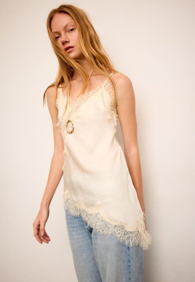 Asymmetrisk bluse i blonder Topper