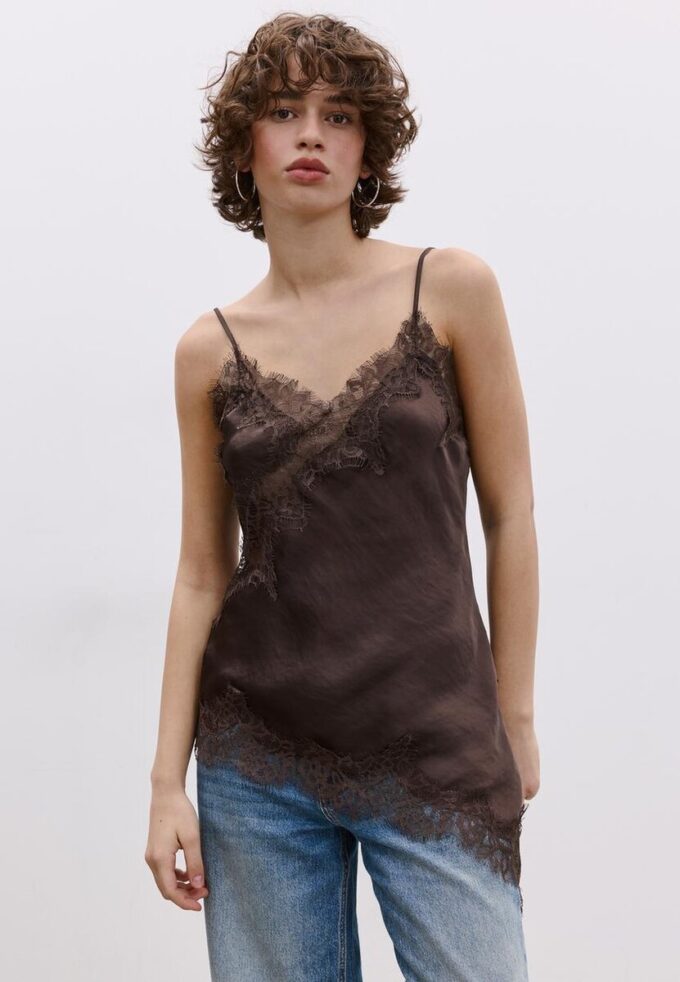 Asymmetrisk bluse i blonder Topper