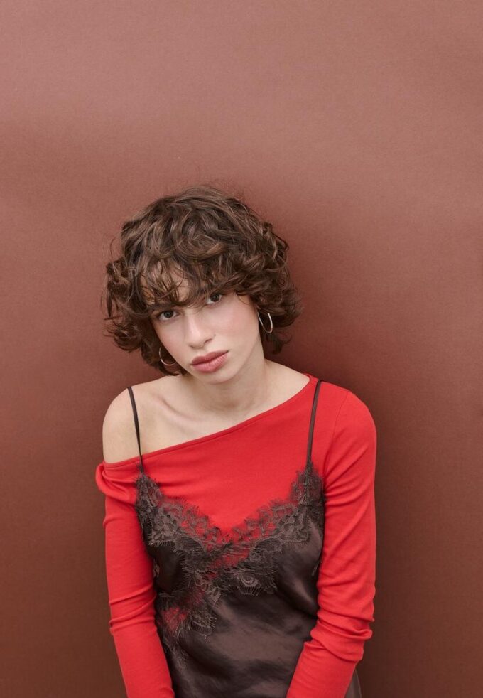 Asymmetrisk bluse i blonder Topper