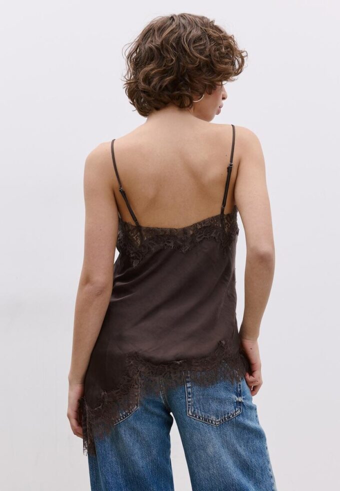 Asymmetrisk bluse i blonder Topper