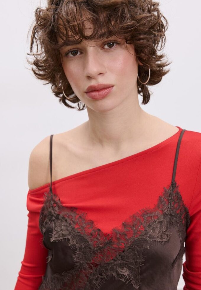 Asymmetrisk bluse i blonder Topper