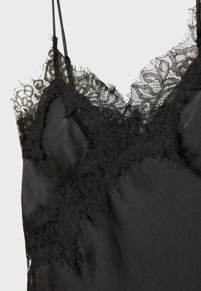 Asymmetrisk bluse i blonder Topper