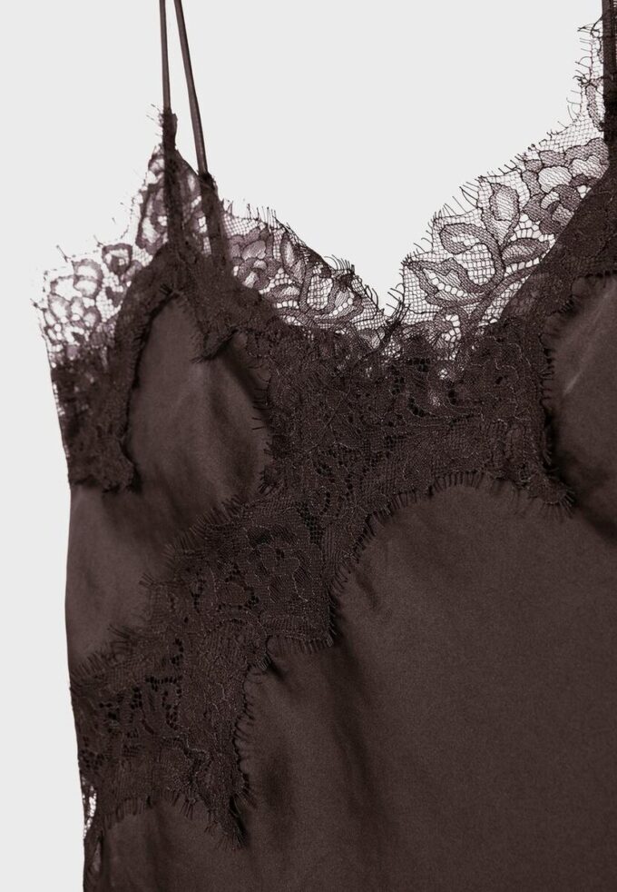 Asymmetrisk bluse i blonder Topper