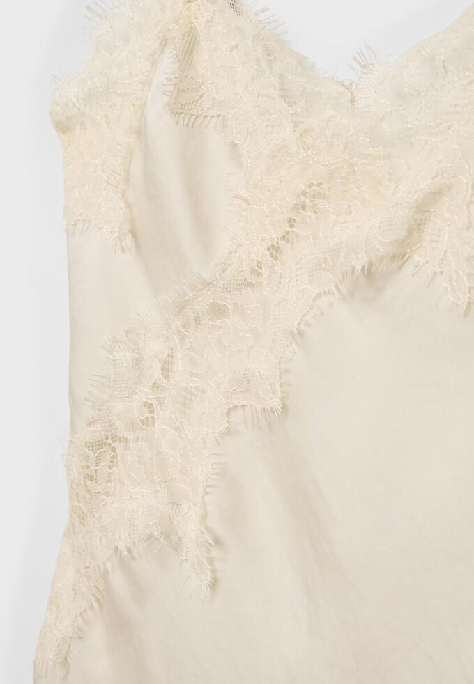 Asymmetrisk bluse i blonder Topper