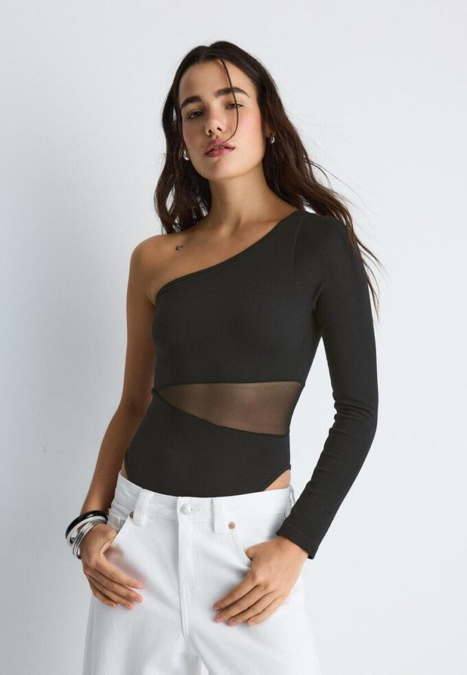 Asymmetrisk body med gjennomsiktige detaljer