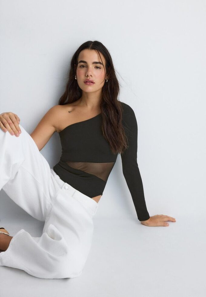 Asymmetrisk body med gjennomsiktige detaljer