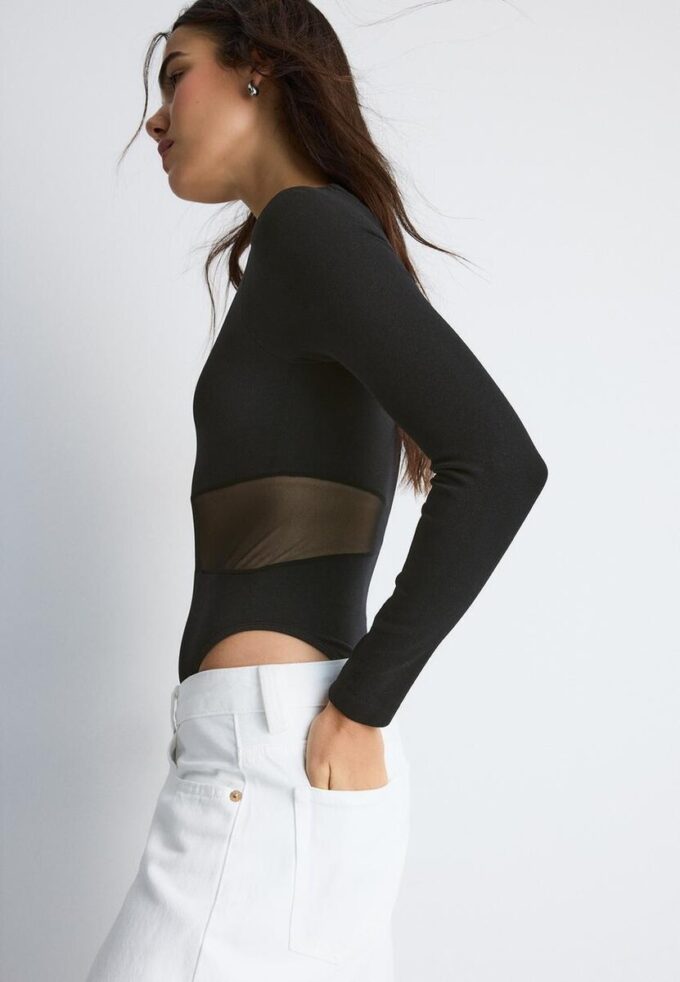 Asymmetrisk body med gjennomsiktige detaljer