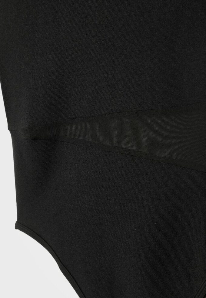 Asymmetrisk body med gjennomsiktige detaljer