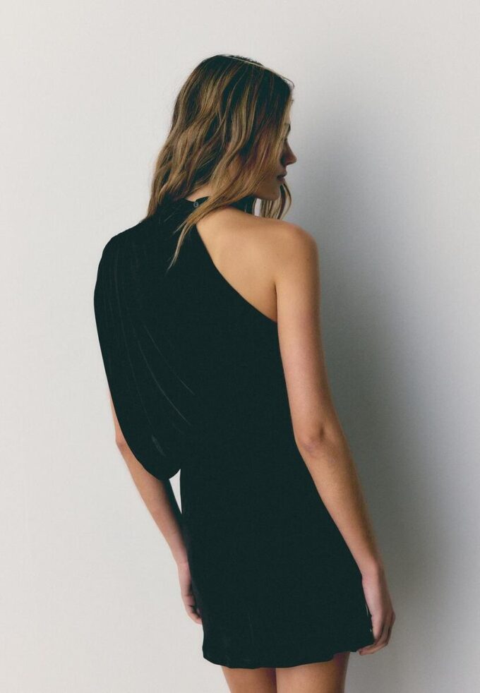 Asymmetrisk drapert kort kjole