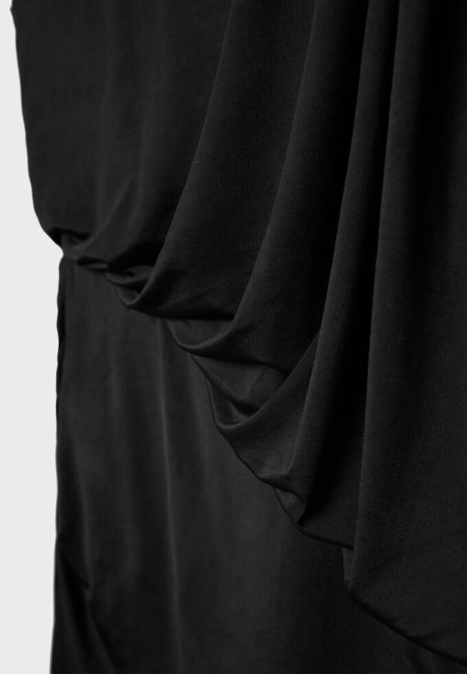 Asymmetrisk drapert kort kjole