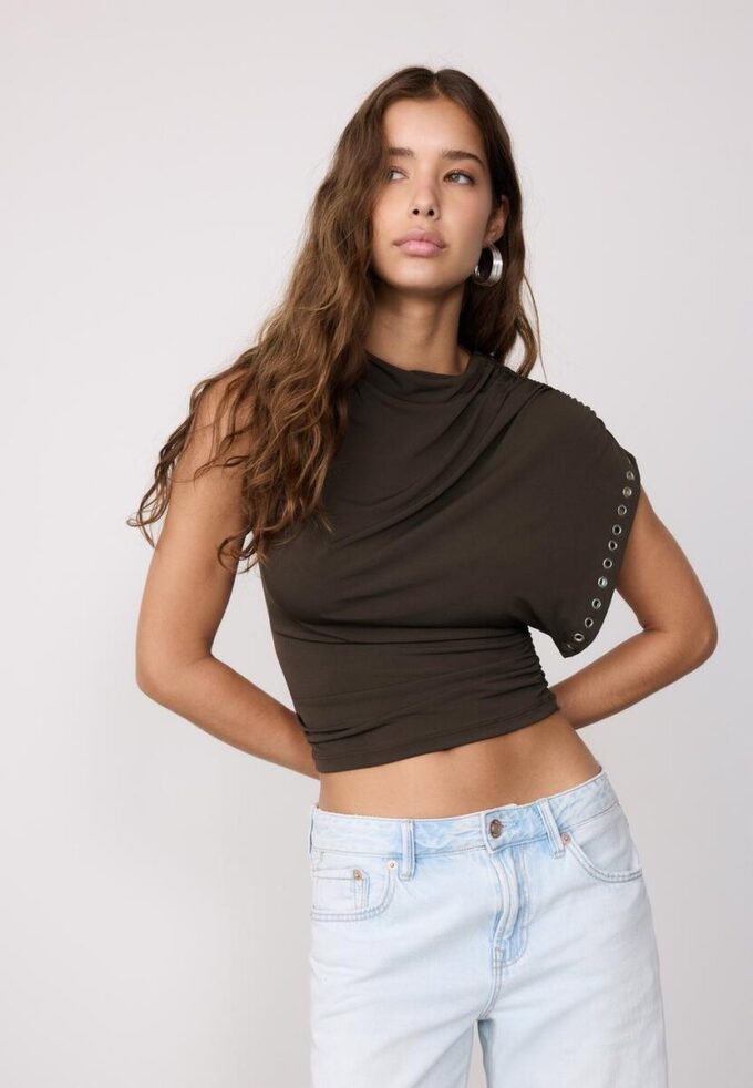 Asymmetrisk, ermeløs topp med nitte-detaljer