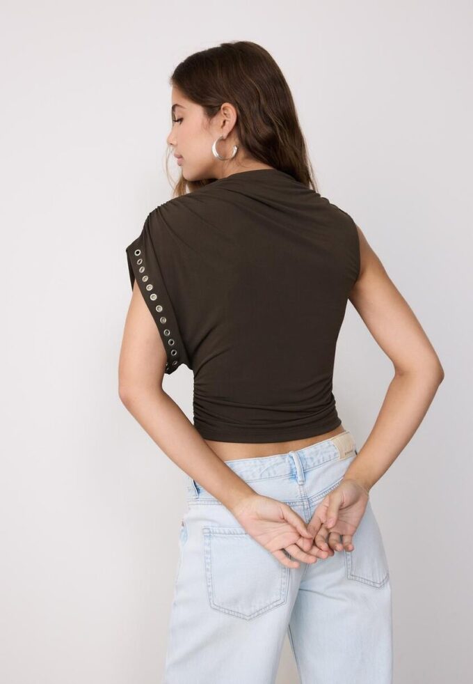 Asymmetrisk, ermeløs topp med nitte-detaljer