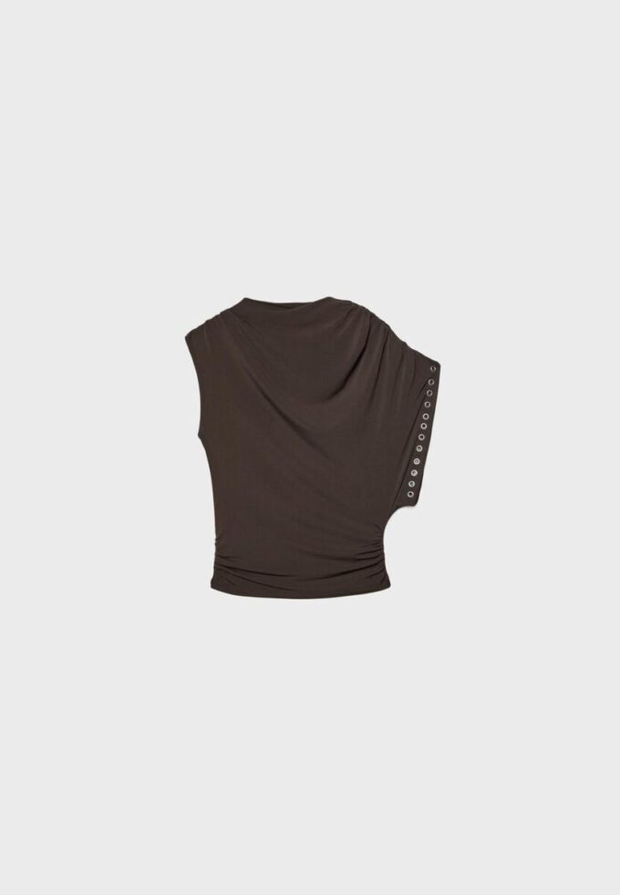 Asymmetrisk, ermeløs topp med nitte-detaljer