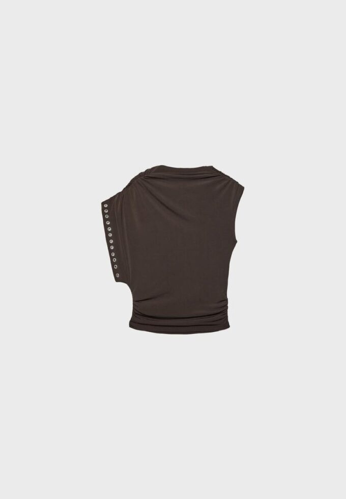 Asymmetrisk, ermeløs topp med nitte-detaljer