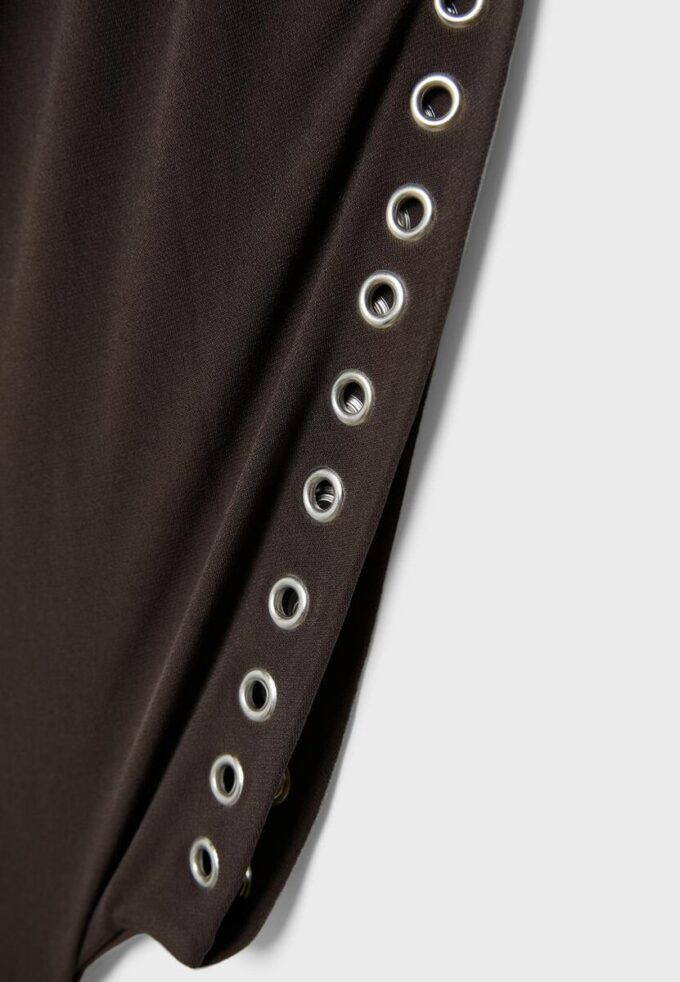 Asymmetrisk, ermeløs topp med nitte-detaljer