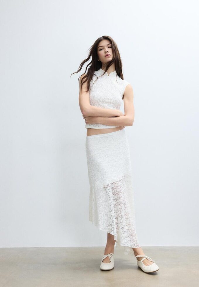 Asymmetrisk midiskjørt i blonder