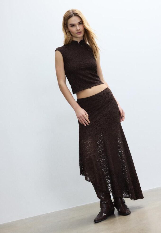 Asymmetrisk midiskjørt i blonder