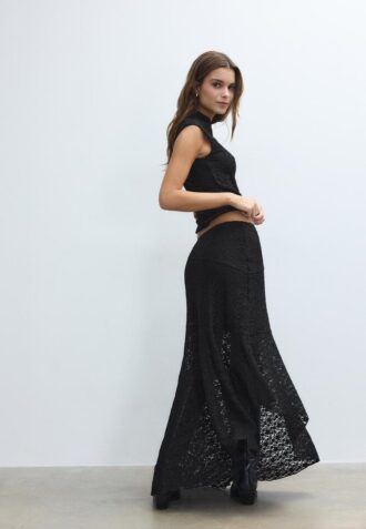 Asymmetrisk midiskjørt i blonder