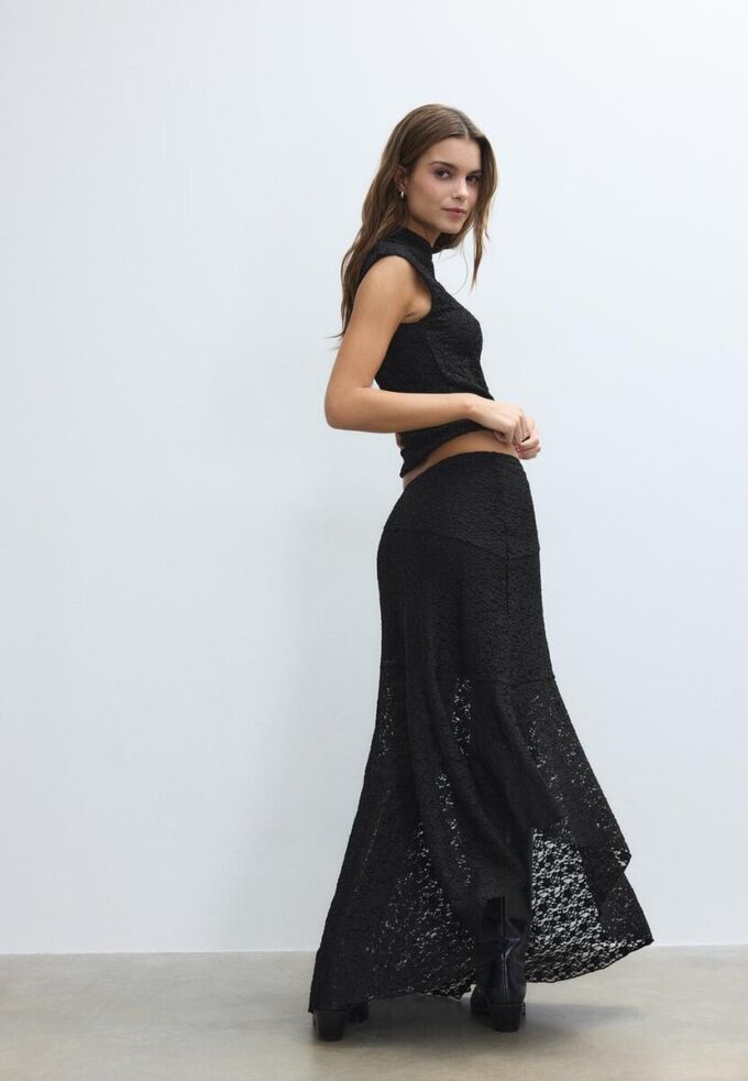 Asymmetrisk midiskjørt i blonder