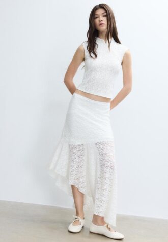 Asymmetrisk midiskjørt i blonder