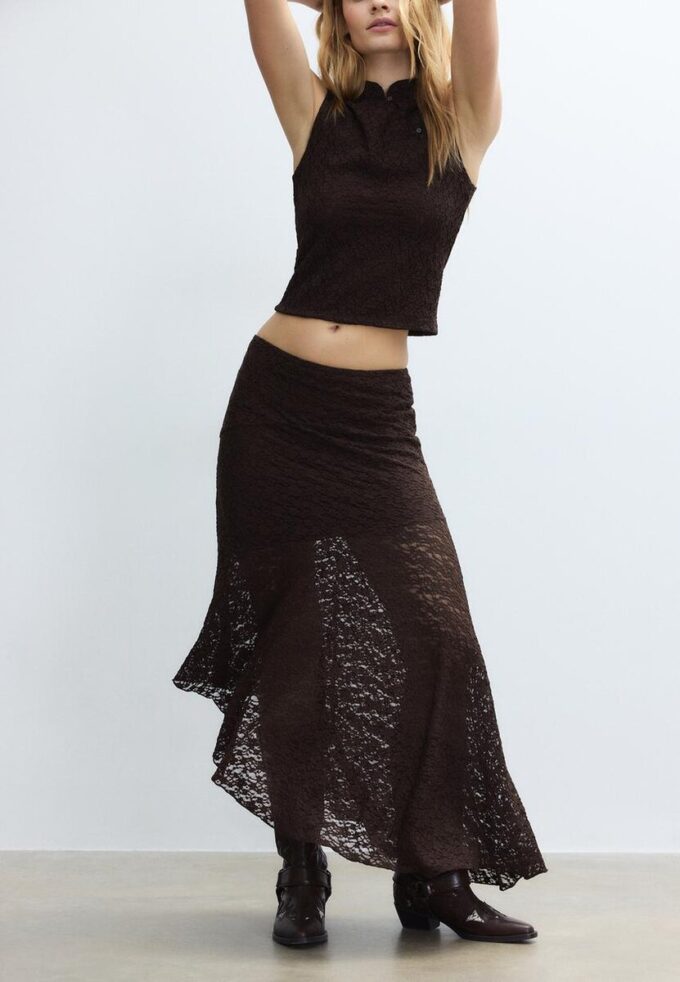 Asymmetrisk midiskjørt i blonder