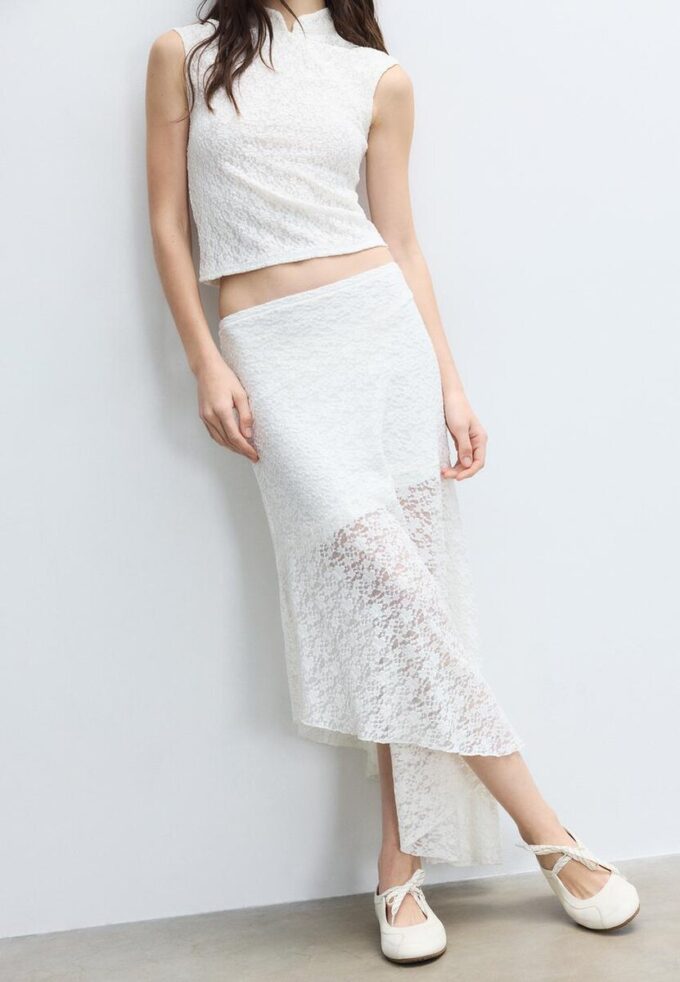 Asymmetrisk midiskjørt i blonder