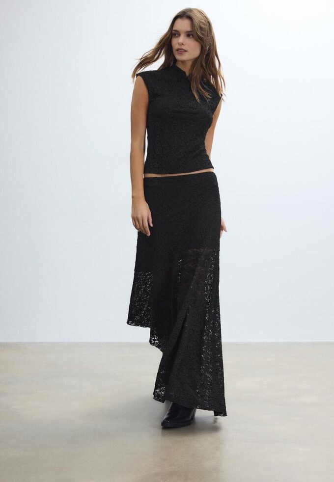 Asymmetrisk midiskjørt i blonder