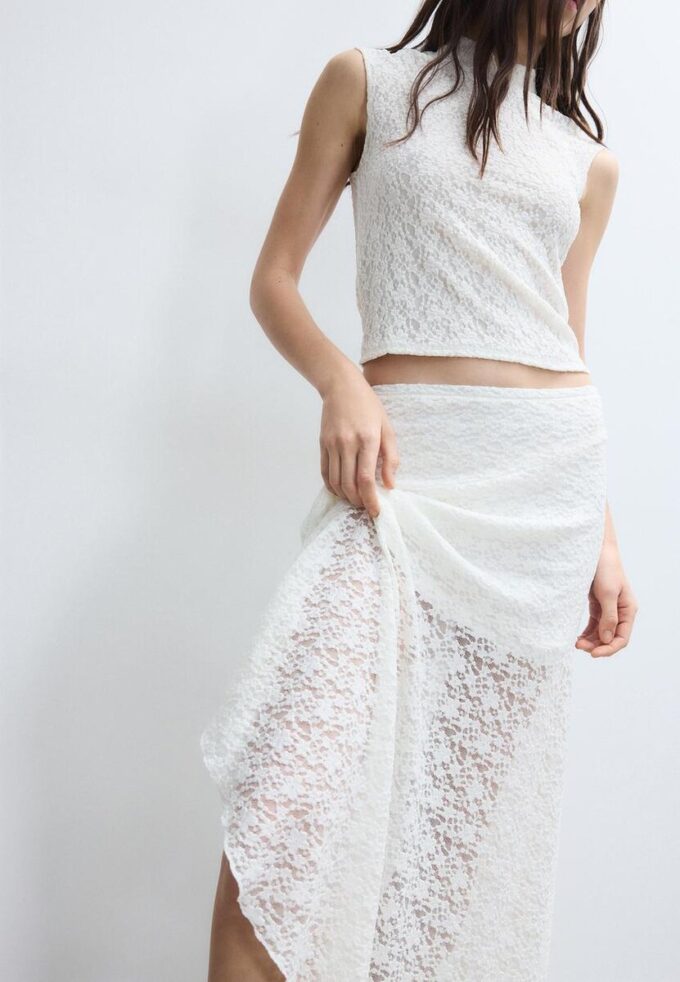 Asymmetrisk midiskjørt i blonder