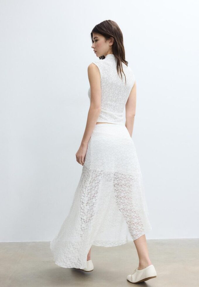 Asymmetrisk midiskjørt i blonder