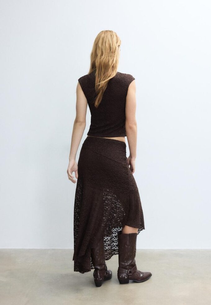 Asymmetrisk midiskjørt i blonder