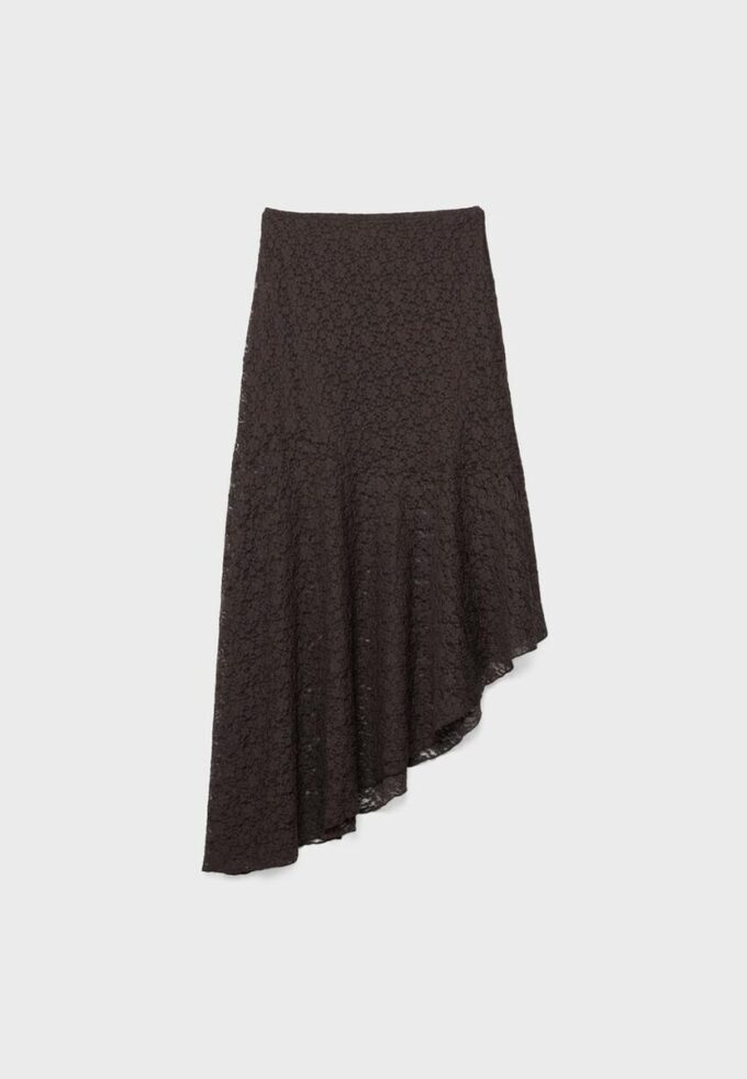 Asymmetrisk midiskjørt i blonder