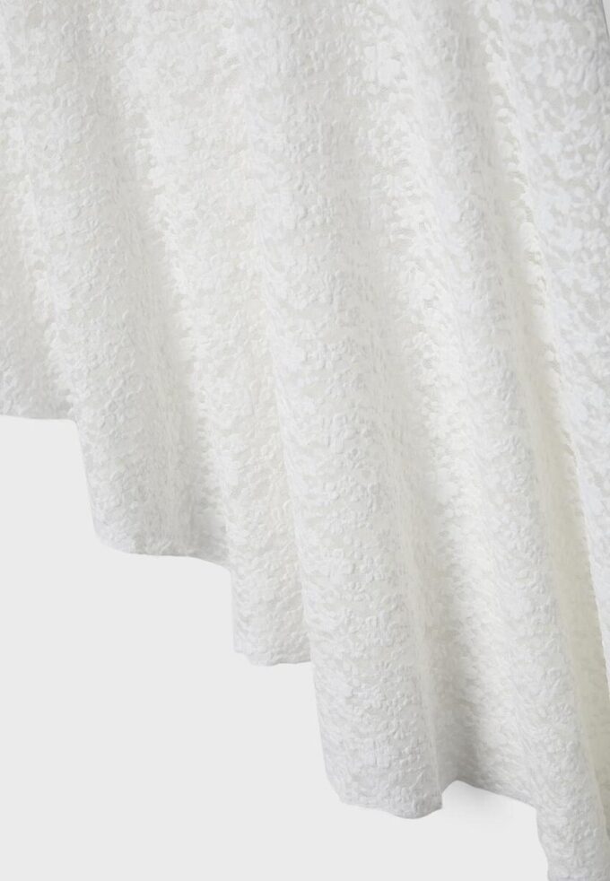 Asymmetrisk midiskjørt i blonder