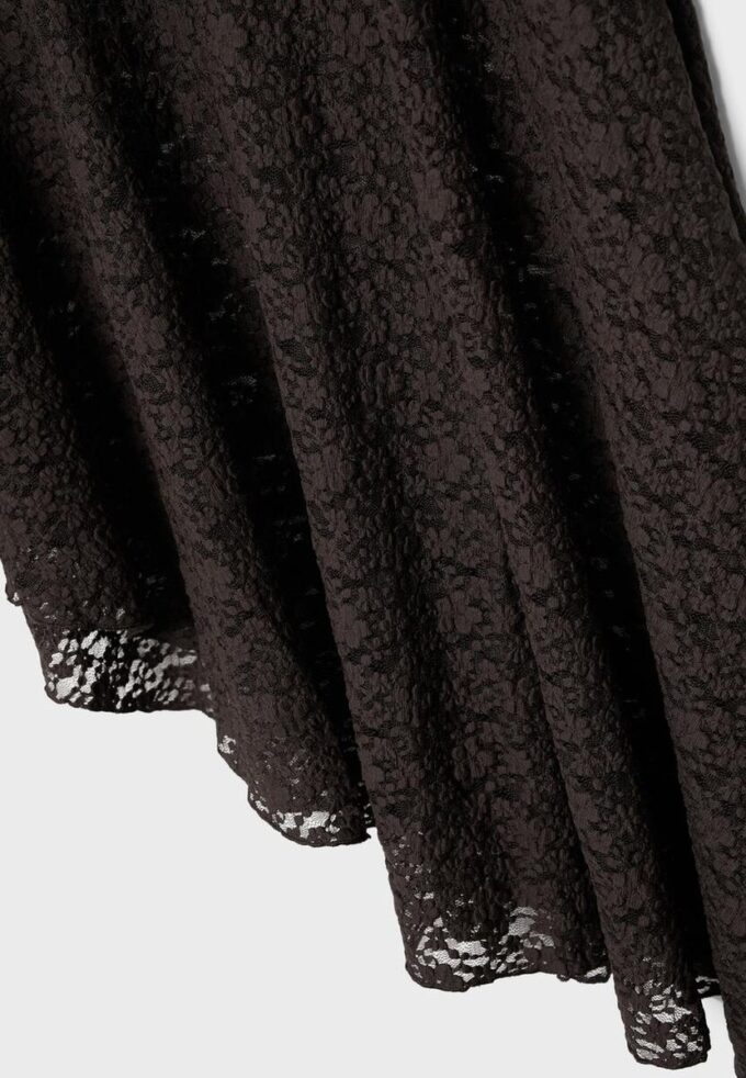 Asymmetrisk midiskjørt i blonder