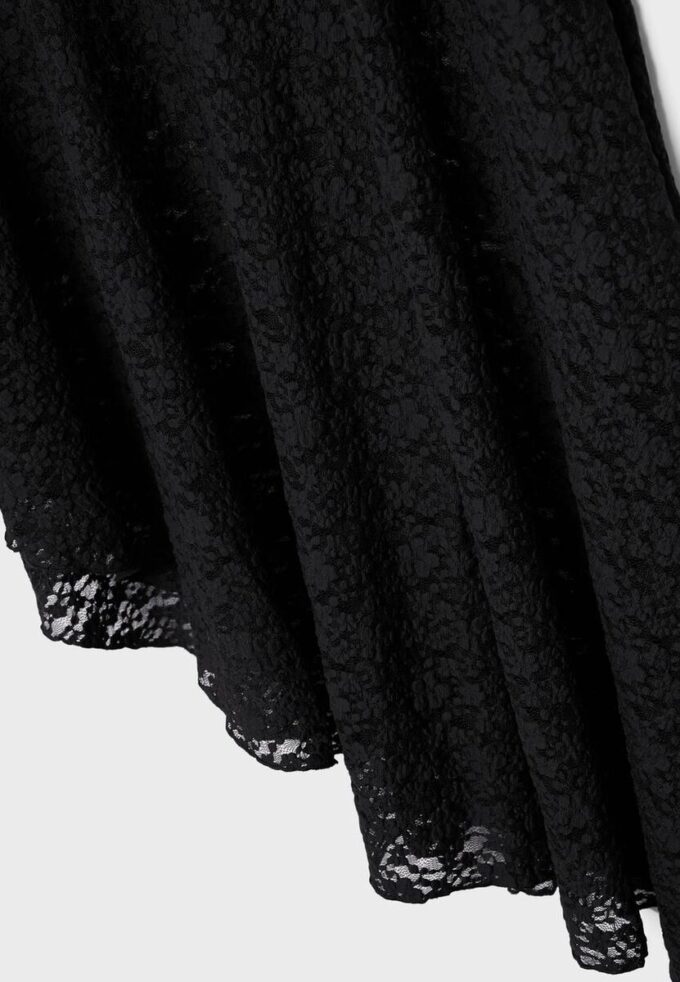 Asymmetrisk midiskjørt i blonder