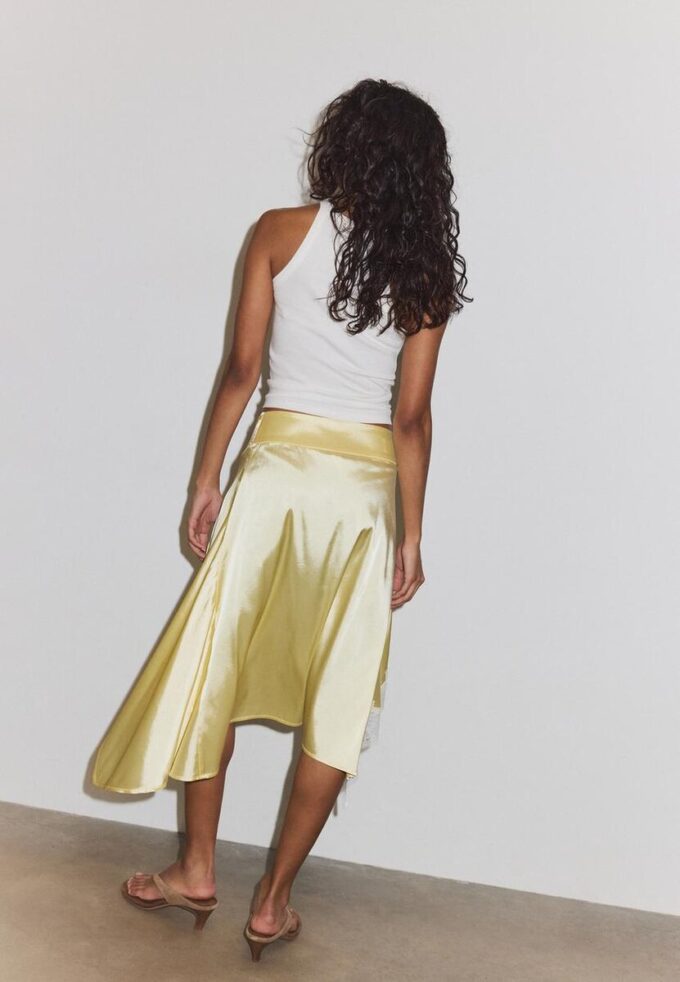 Asymmetrisk midiskjørt i sateng