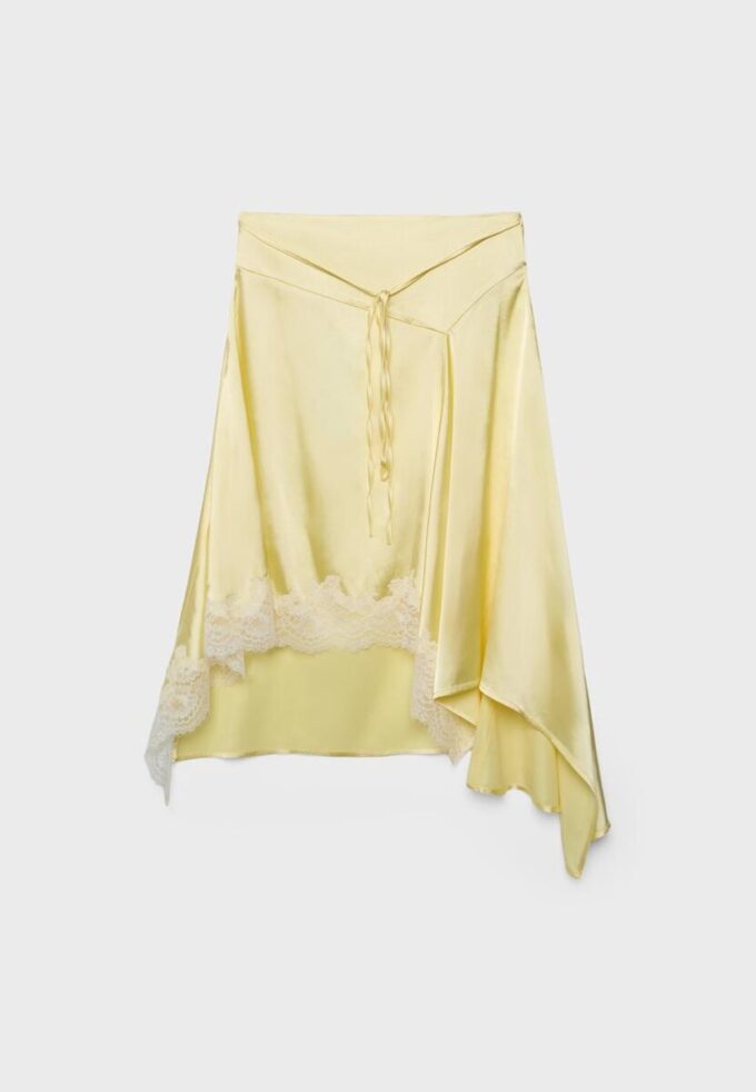 Asymmetrisk midiskjørt i sateng