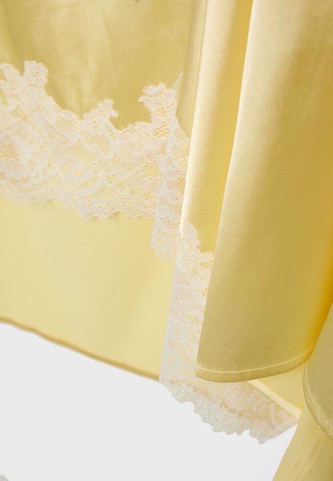 Asymmetrisk midiskjørt i sateng