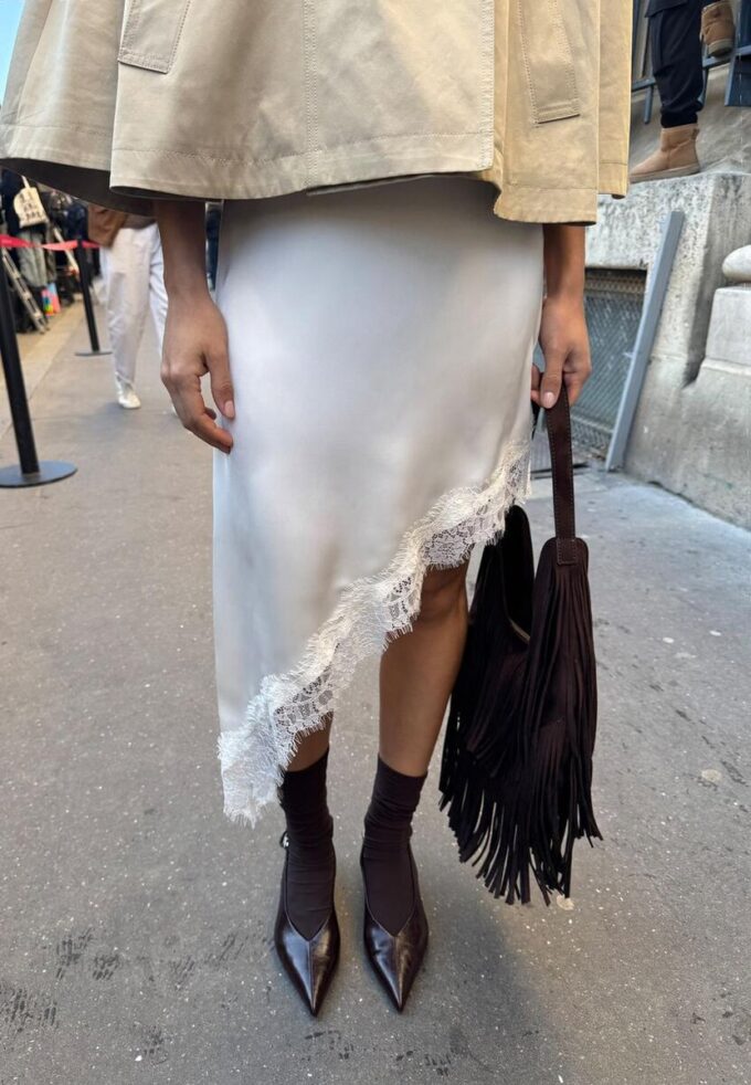 Asymmetrisk skjørt i sateng