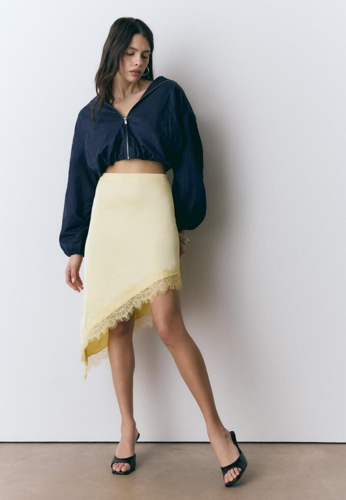 Asymmetrisk skjørt i sateng