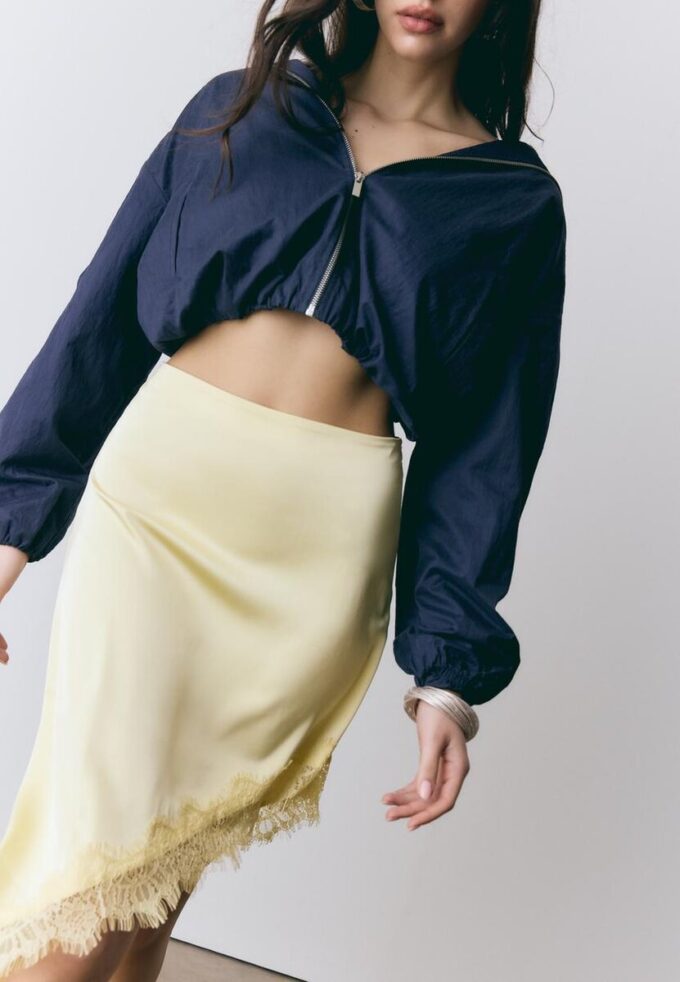 Asymmetrisk skjørt i sateng