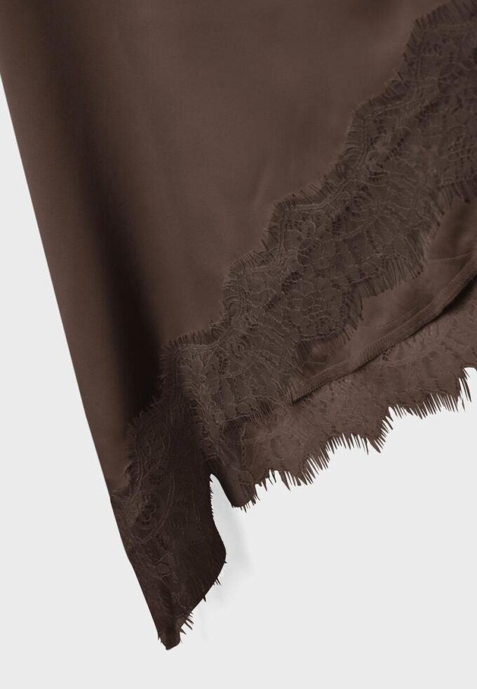 Asymmetrisk skjørt i sateng