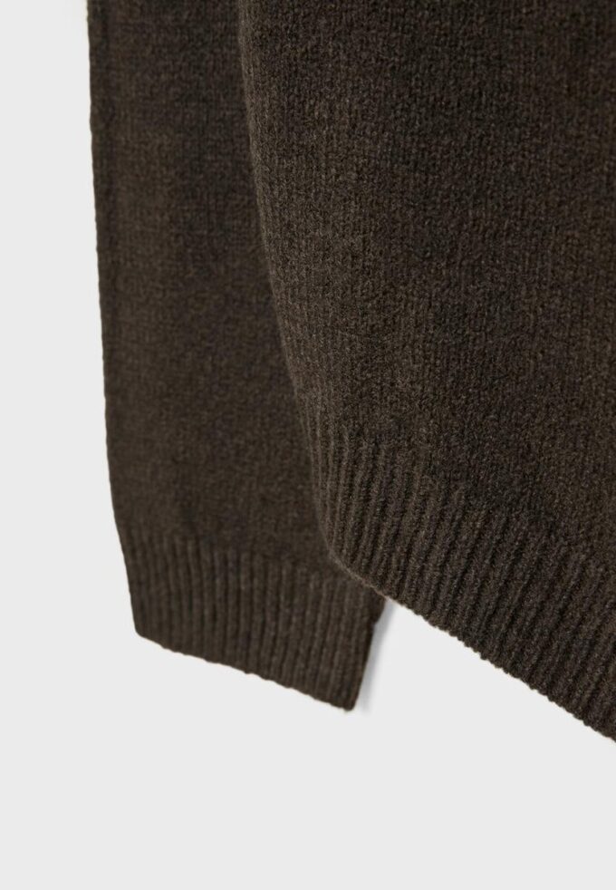 Asymmetrisk strikket genser